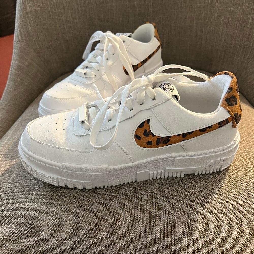 NIKE WOMENS AIR FORCE 1 LOW PIXEL SE
